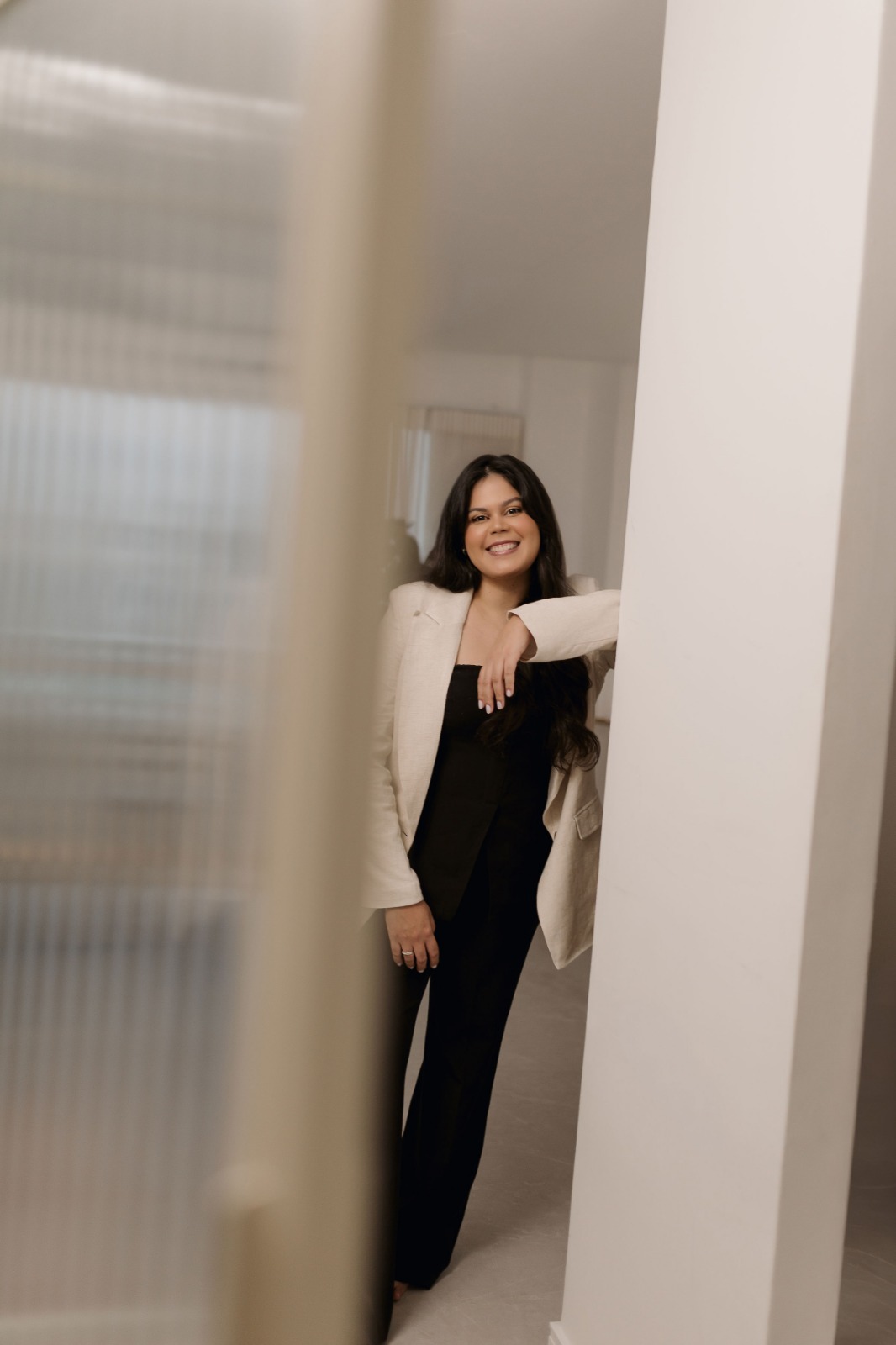 Consultório acolhedor com poltronas claras