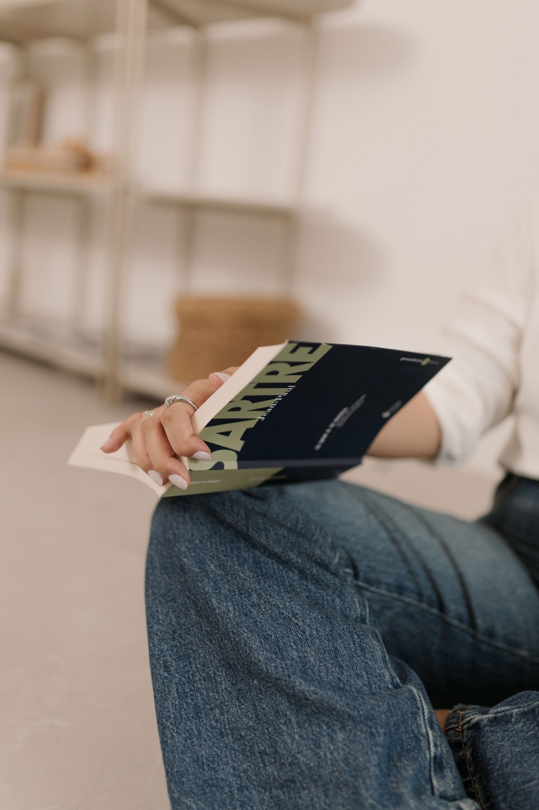 Natasha em ambiente acolhedor